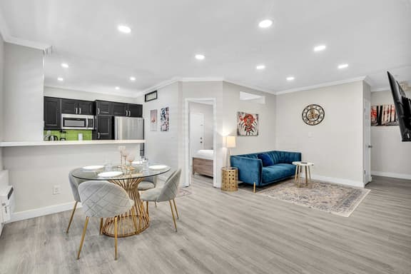 8 Suite